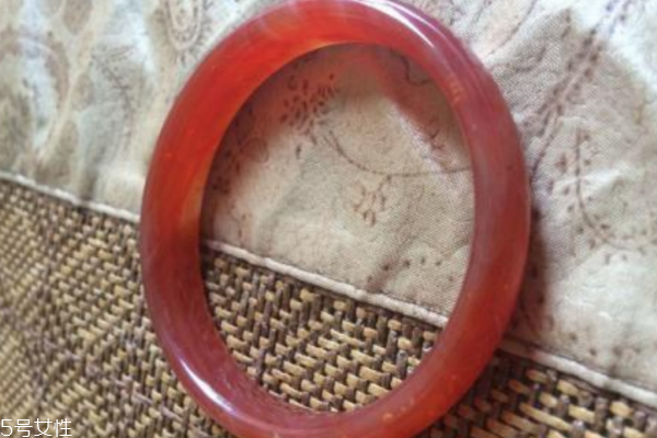 瑪瑙手鐲戴哪只手好 有這些佩戴講究 瑪瑙手鐲戴哪只手好 有這些佩戴講究