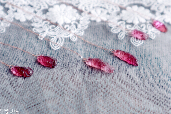 碧璽項(xiàng)鏈一般多少錢(qián) 色彩耀眼的寶石