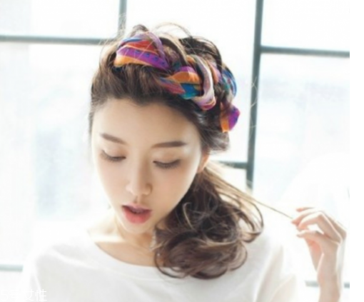 絲巾扎頭發(fā)怎么才好看 絲巾扎頭發(fā)的方法 絲巾扎頭發(fā)怎么才好看 絲巾扎頭發(fā)的方法