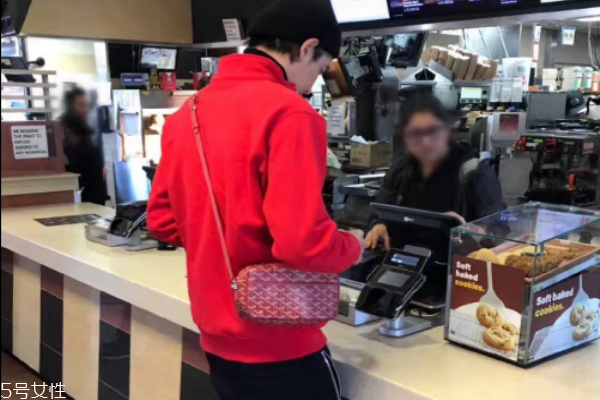 goyard相機(jī)包真假對(duì)比 打擊假貨到底 goyard相機(jī)包真假對(duì)比 打擊假貨到底