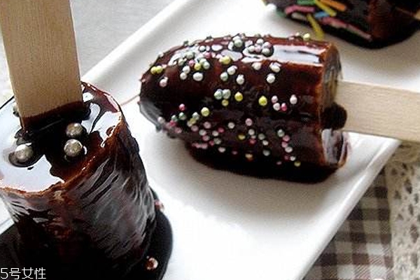 巧克力原料是什么 白巧克力中不含可可粉 巧克力原料是什么 白巧克力中不含可可粉