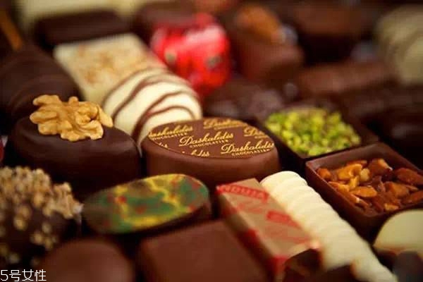 巧克力原料是什么 白巧克力中不含可可粉 巧克力原料是什么 白巧克力中不含可可粉