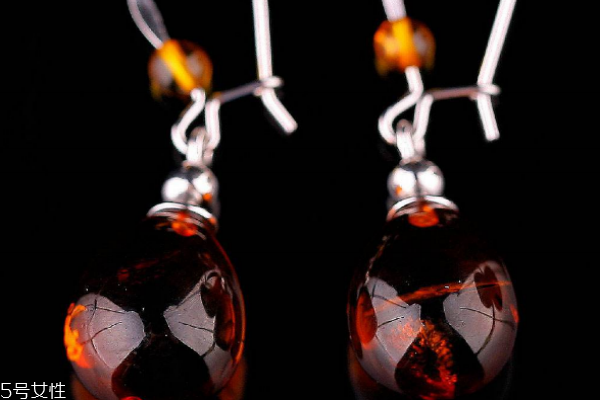 琥珀可以戴著睡覺嗎 有很多好處 琥珀可以戴著睡覺嗎 有很多好處