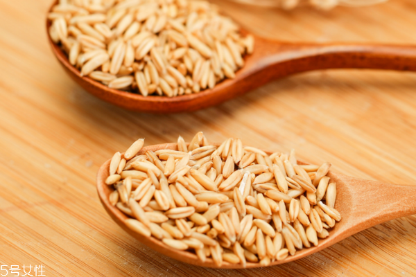 燕麥是粗糧嗎 屬于粗糧類 燕麥是粗糧嗎 屬于粗糧類