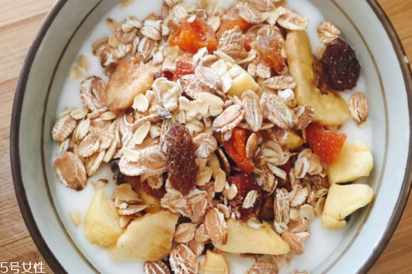 燕麥?zhǔn)翘妓衔飭?含有碳水化合物 燕麥?zhǔn)翘妓衔飭?含有碳水化合物