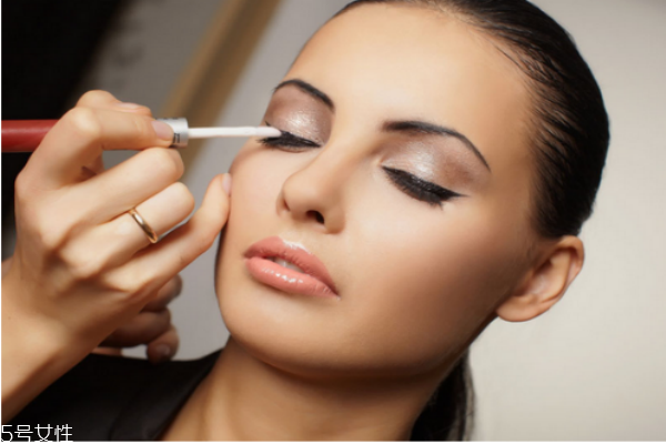 眼線暈染到下眼皮怎么辦 如何防眼線暈染 眼線暈染到下眼皮怎么辦 如何防眼線暈染