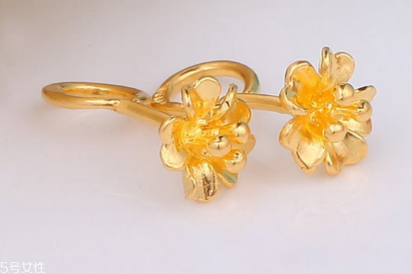 黃金耳釘多少錢一對 依據(jù)當(dāng)日金價(jià)
