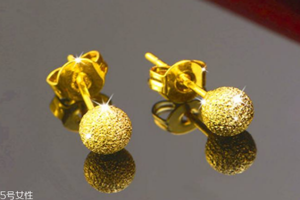 黃金耳釘多少錢一對 依據(jù)當(dāng)日金價(jià)