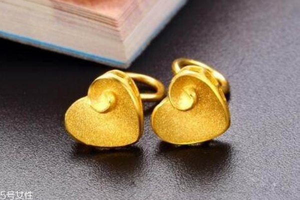 黃金耳釘多少錢一對 依據(jù)當(dāng)日金價(jià)