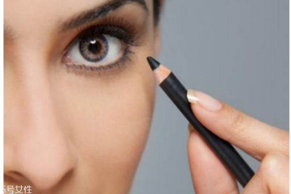 新手用眼線(xiàn)筆還是眼線(xiàn)液 眼線(xiàn)筆與眼線(xiàn)液筆的區(qū)別