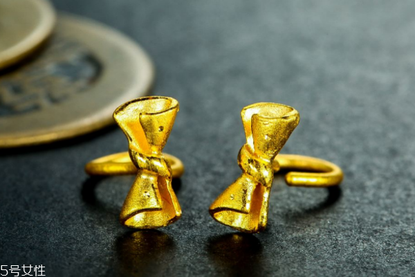 黃金耳釘適合多少歲戴 根據(jù)年齡選款式 黃金耳釘適合多少歲戴 根據(jù)年齡選款式