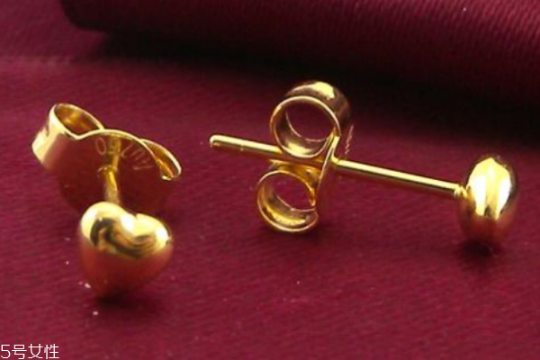 黃金耳釘適合多少歲戴 根據(jù)年齡選款式 黃金耳釘適合多少歲戴 根據(jù)年齡選款式