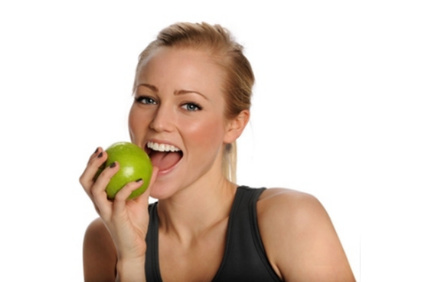 涂口紅吃東西怎么辦 建議擦掉再吃 涂口紅吃東西怎么辦 建議擦掉再吃