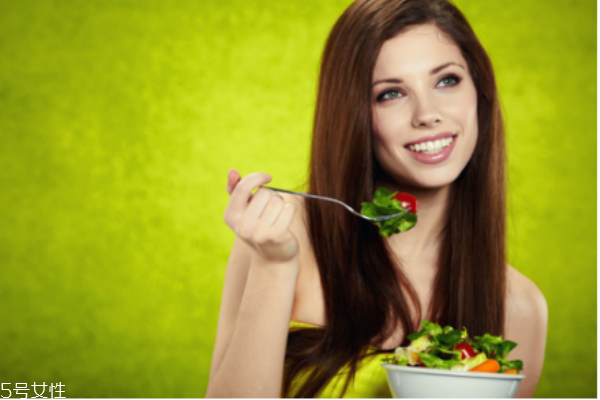 涂口紅吃東西怎么辦 建議擦掉再吃 涂口紅吃東西怎么辦 建議擦掉再吃