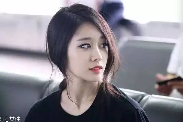 低馬尾給人什么感覺(jué) 低馬尾和高馬尾哪個(gè)更好看 低馬尾給人什么感覺(jué) 低馬尾和高馬尾哪個(gè)更好看