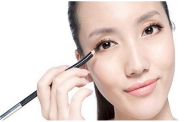 新手怎么畫眼線 手把手教你基礎(chǔ)眼線畫法圖解 新手怎么畫眼線 手把手教你基礎(chǔ)眼線畫法圖解