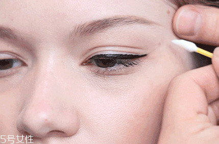 新手怎么畫眼線 手把手教你基礎(chǔ)眼線畫法圖解 新手怎么畫眼線 手把手教你基礎(chǔ)眼線畫法圖解