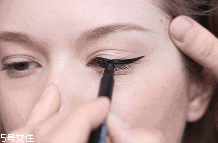 新手怎么畫眼線 手把手教你基礎(chǔ)眼線畫法圖解 新手怎么畫眼線 手把手教你基礎(chǔ)眼線畫法圖解