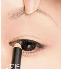 新手怎么畫眼線 手把手教你基礎(chǔ)眼線畫法圖解 新手怎么畫眼線 手把手教你基礎(chǔ)眼線畫法圖解