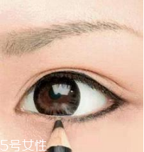 新手怎么畫眼線 手把手教你基礎(chǔ)眼線畫法圖解 新手怎么畫眼線 手把手教你基礎(chǔ)眼線畫法圖解