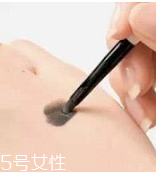 新手怎么畫眼線 手把手教你基礎(chǔ)眼線畫法圖解 新手怎么畫眼線 手把手教你基礎(chǔ)眼線畫法圖解