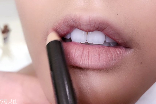 咬唇妝怎么畫持久不脫 5技巧讓你的咬唇與眾不同 咬唇妝怎么畫持久不脫 5技巧讓你的咬唇與眾不同