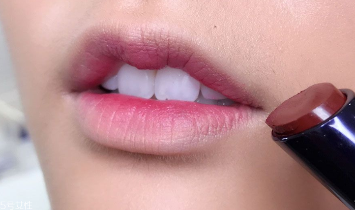 咬唇妝怎么畫持久不脫 5技巧讓你的咬唇與眾不同 咬唇妝怎么畫持久不脫 5技巧讓你的咬唇與眾不同