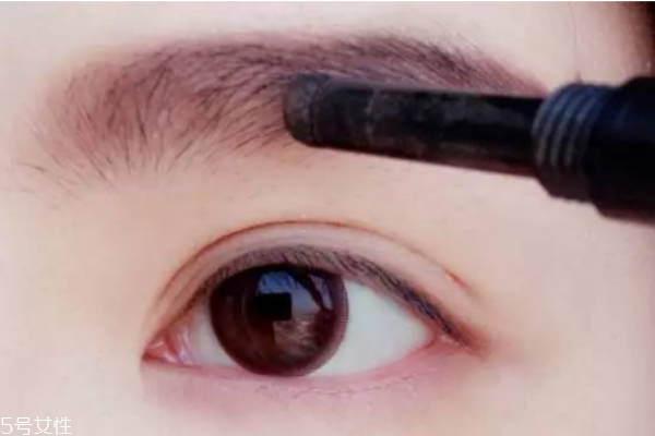 如何簡單化淡妝 最簡單的上班族淡妝畫法 如何簡單化淡妝 最簡單的上班族淡妝畫法