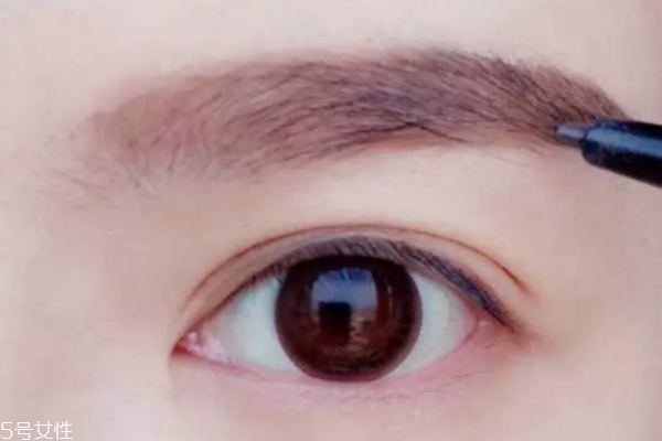 如何簡單化淡妝 最簡單的上班族淡妝畫法 如何簡單化淡妝 最簡單的上班族淡妝畫法