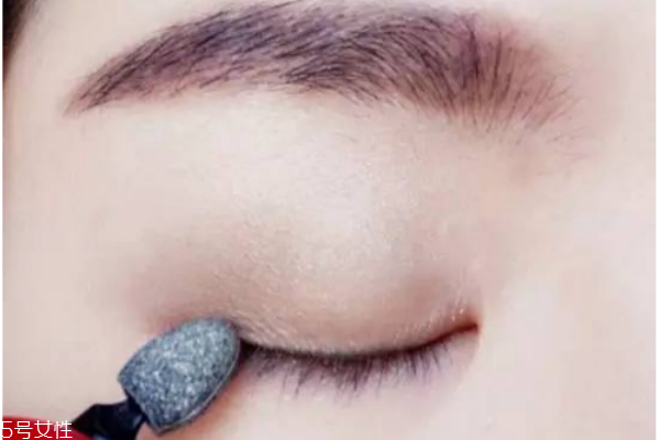 如何簡單化淡妝 最簡單的上班族淡妝畫法 如何簡單化淡妝 最簡單的上班族淡妝畫法