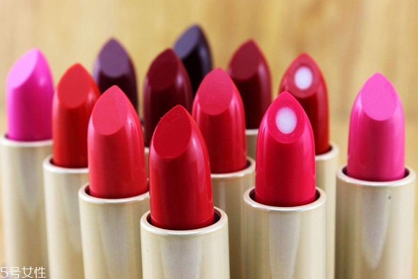 如何用一支口紅化妝 打造自然又深邃的紅潤感妝容 如何用一支口紅化妝 打造自然又深邃的紅潤感妝容