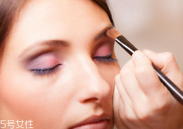 如何簡單化淡妝 最簡單的上班族淡妝畫法 如何簡單化淡妝 最簡單的上班族淡妝畫法