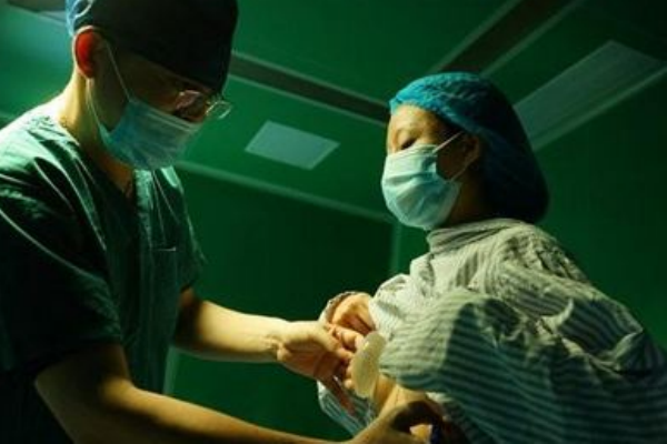 感冒的時候可以隆胸手術(shù)嗎？