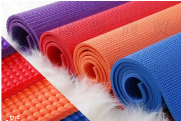 新買(mǎi)的瑜伽墊要洗嗎 新買(mǎi)的瑜伽墊這樣除味 新買(mǎi)的瑜伽墊要洗嗎 新買(mǎi)的瑜伽墊這樣除味