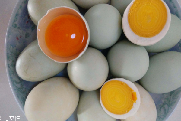 鴨蛋為什么有白的和青的 與鴨子種類(lèi)有關(guān)