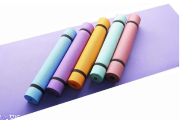 瑜伽墊可以用來(lái)睡覺(jué)嗎 沒(méi)有瑜伽墊可以用什么代替 瑜伽墊可以用來(lái)睡覺(jué)嗎 沒(méi)有瑜伽墊可以用什么代替