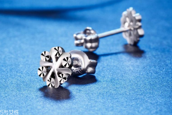 鉑金耳釘能帶著睡覺(jué)嗎 最好取下來(lái)