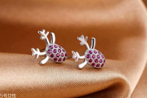 孕婦可以戴耳環(huán)嗎 材質(zhì)很關(guān)鍵 孕婦可以戴耳環(huán)嗎 材質(zhì)很關(guān)鍵