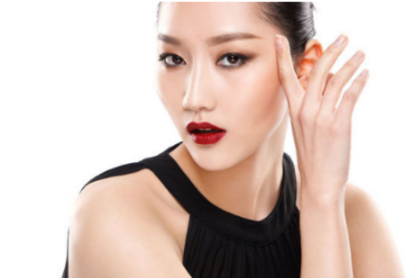 護(hù)發(fā)精油是什么時候用 護(hù)發(fā)精油在濕發(fā)時抹還是干發(fā)時抹 護(hù)發(fā)精油是什么時候用 護(hù)發(fā)精油在濕發(fā)時抹還是干發(fā)時抹