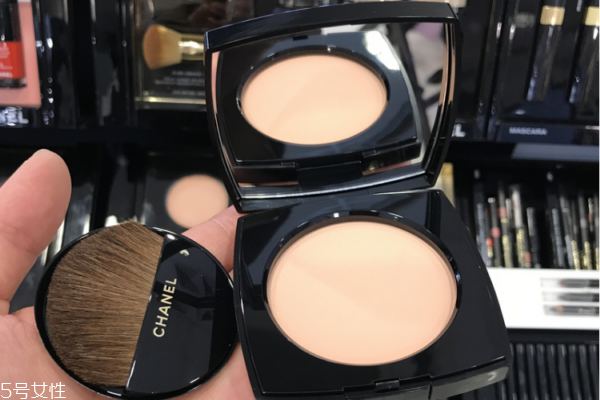 香奈兒蜜粉餅怎么用 香奈兒米色時(shí)尚蜜粉餅 香奈兒蜜粉餅怎么用 香奈兒米色時(shí)尚蜜粉餅