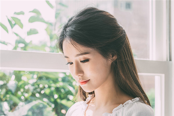 鎖骨發(fā)是剪齊還是剪碎 剪鎖骨發(fā)要不要打薄