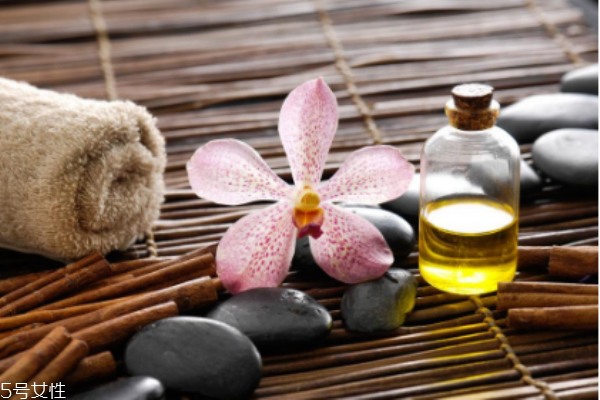 精油擦頭發(fā)好不好 精油涂在頭發(fā)上的作用 精油擦頭發(fā)好不好 精油涂在頭發(fā)上的作用