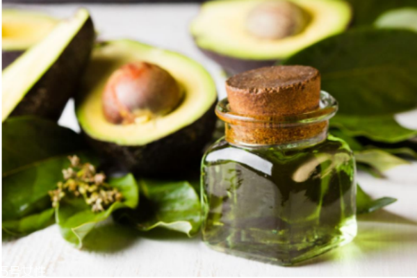 頭發(fā)擦哪種精油好嗎 精油的護(hù)發(fā)配方 頭發(fā)擦哪種精油好嗎 精油的護(hù)發(fā)配方