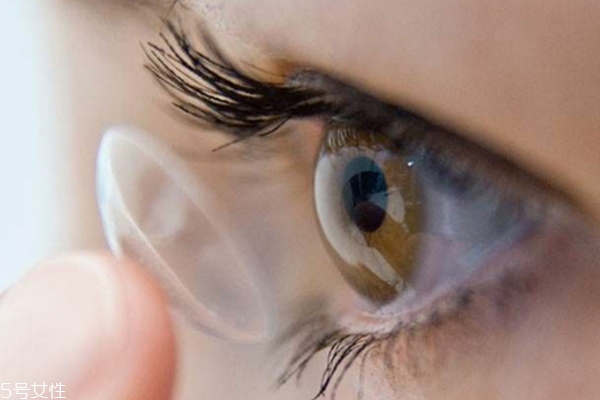 日拋隱形眼鏡適合新手嗎 不建議新手使用 日拋隱形眼鏡適合新手嗎 不建議新手使用