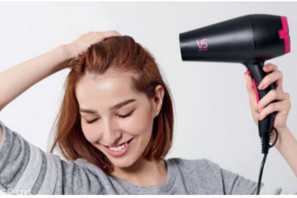 濕頭發(fā)怎么快速干 濕頭發(fā)吹風(fēng)扇的危害 濕頭發(fā)怎么快速干 濕頭發(fā)吹風(fēng)扇的危害