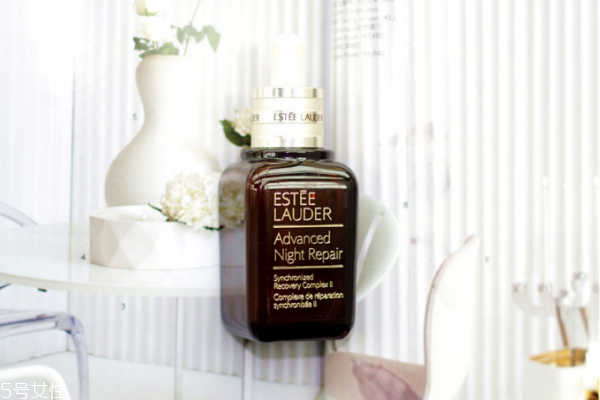 蘭蔻小黑瓶和雅詩蘭黛小棕瓶哪個好 各自有各自的好處 蘭蔻小黑瓶和雅詩蘭黛小棕瓶哪個好 各自有各自的好處