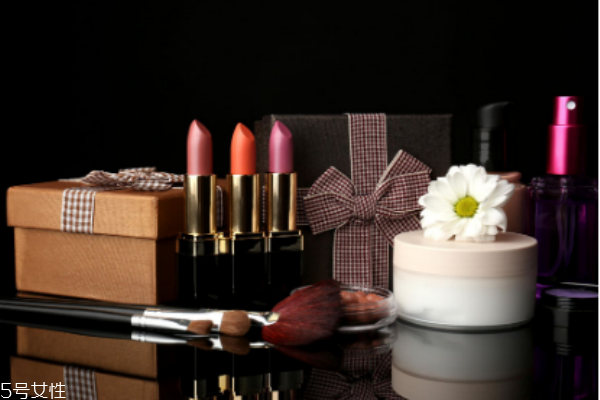 過(guò)期的化妝品有什么用途 過(guò)期的化妝品這樣處理 過(guò)期的化妝品有什么用途 過(guò)期的化妝品這樣處理