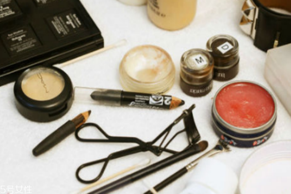過(guò)期的化妝品有什么用途 過(guò)期的化妝品這樣處理 過(guò)期的化妝品有什么用途 過(guò)期的化妝品這樣處理