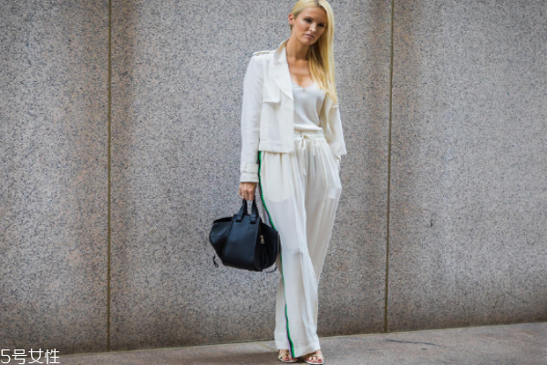 同色系搭配街拍圖片 玩轉(zhuǎn)初秋高級(jí)感 同色系搭配街拍圖片 玩轉(zhuǎn)初秋高級(jí)感