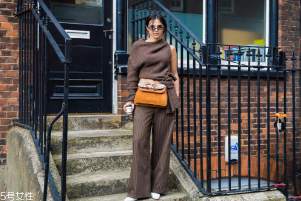 同色系搭配街拍圖片 玩轉(zhuǎn)初秋高級(jí)感 同色系搭配街拍圖片 玩轉(zhuǎn)初秋高級(jí)感